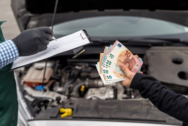 Vrouwelijke handen die eurobankbiljetten geven voor autoservice