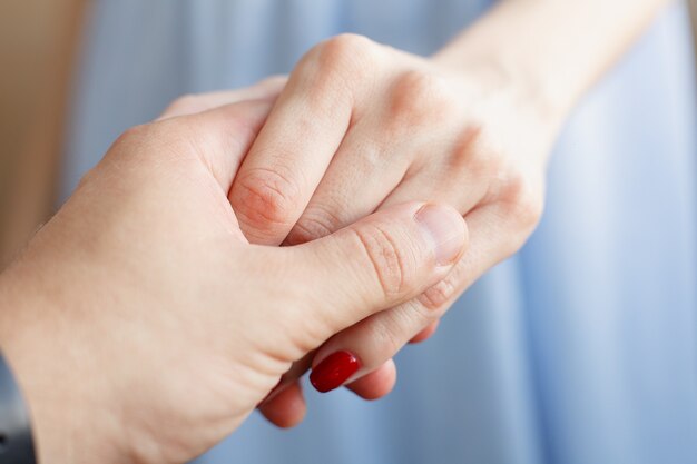 Vrouwelijke handen die iemands handen aaien. man en vrouw handen