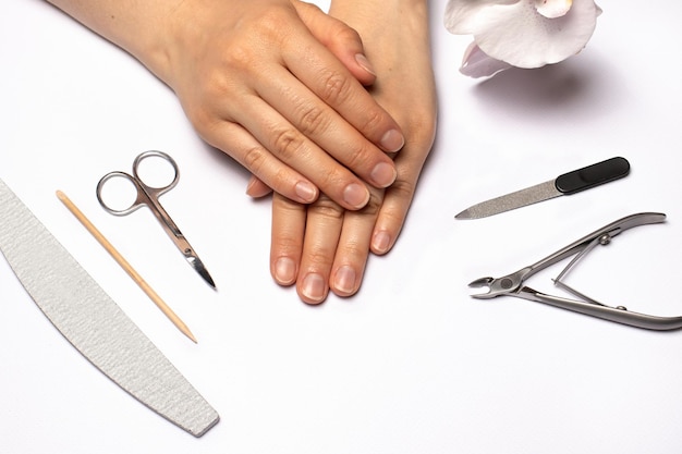 Vrouwelijke handen en gereedschap voor geslepen manicure