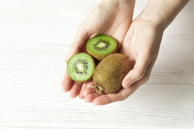 Foto vrouwelijke handen houden rijpe kiwi