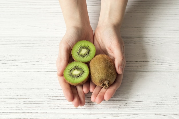 Foto vrouwelijke handen houden rijpe kiwi