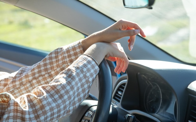 Vrouwelijke handen in het stuur van de auto