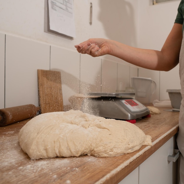 Foto vrouwelijke handen maken deeg voor brood