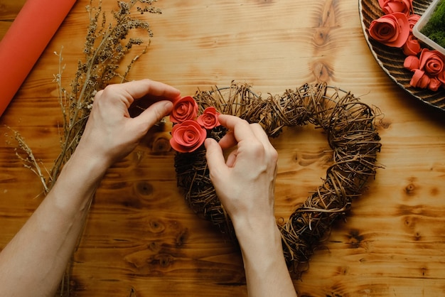 Foto vrouwelijke handen maken valentijnsdag diy-decoratie