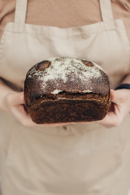 Vrouwelijke handen met brood