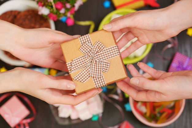 Vrouwelijke handen met cadeau close-up