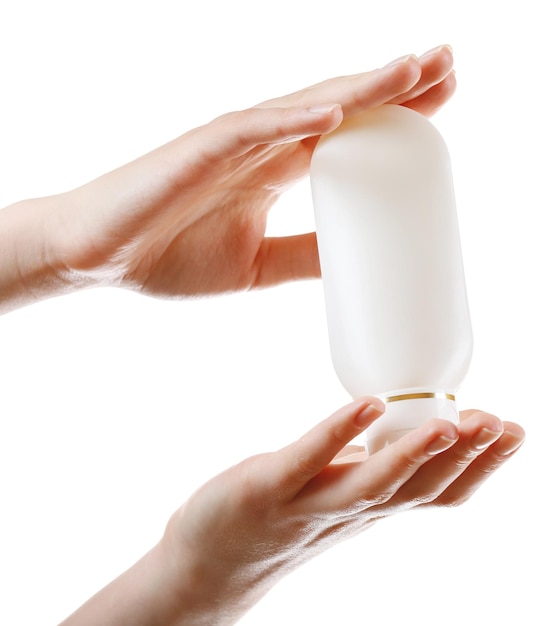 Vrouwelijke handen met cosmetica fles geïsoleerd op wit