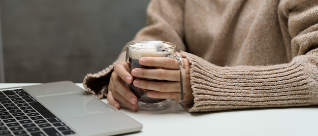 Vrouwelijke handen met een koffiekopje