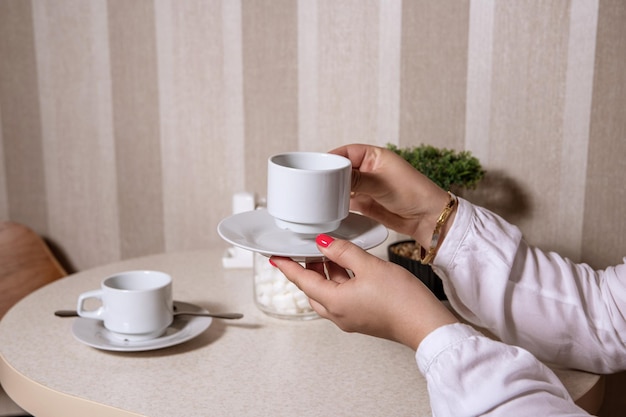 Foto vrouwelijke handen met een kopje koffie in een café