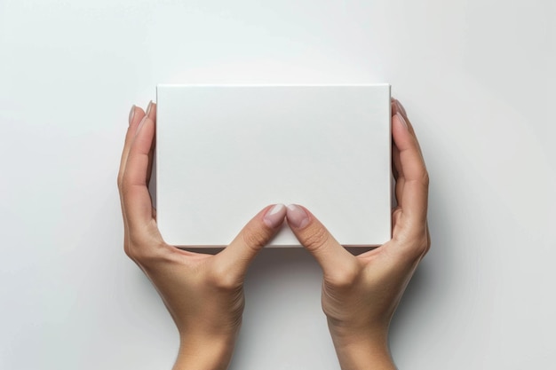 Vrouwelijke handen met een lege witte doos boven