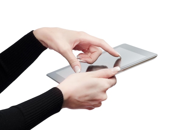 Vrouwelijke handen met een tablet-aanraakcomputergadget met geïsoleerd scherm
