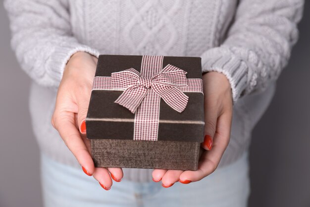 Vrouwelijke handen met geschenkdoos, close-up