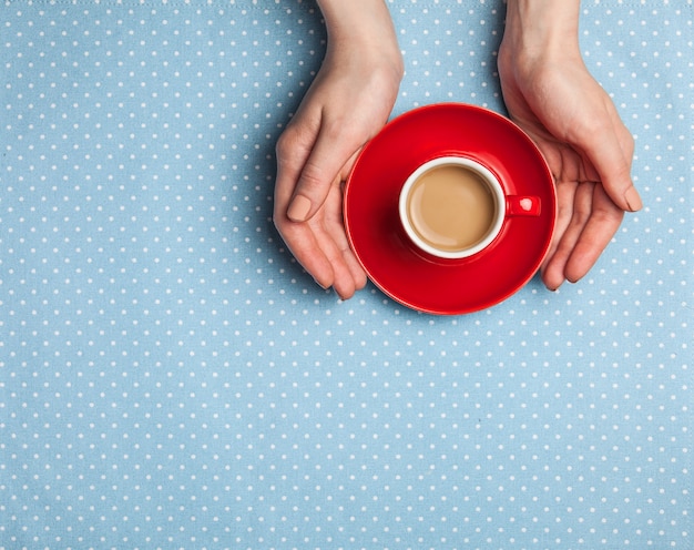 Vrouwelijke handen met kopje koffie