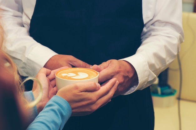 Foto vrouwelijke handen met kopjes koffie