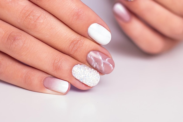 Vrouwelijke handen met luxe manicure nagels