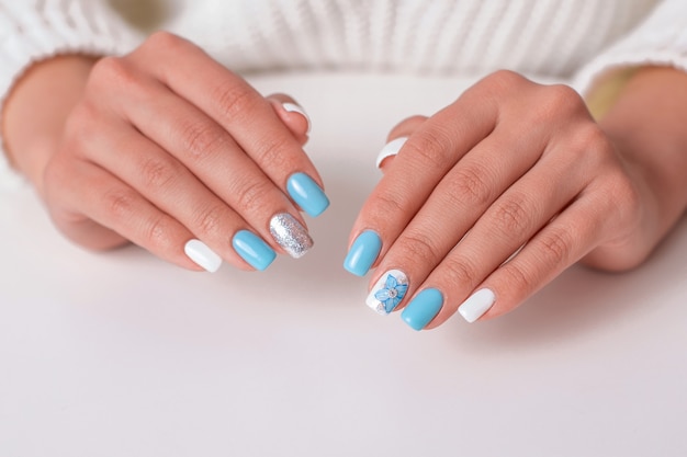 Vrouwelijke handen met romantische manicure nagels