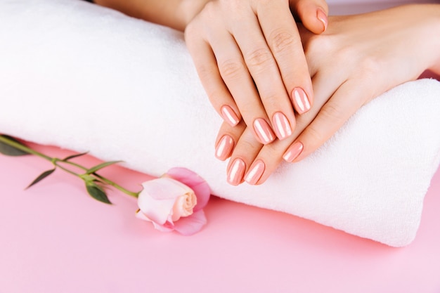 Vrouwelijke handen met roze manicure