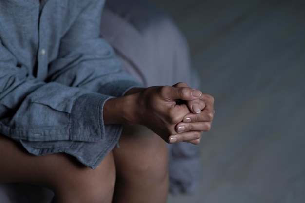 Vrouwelijke handen met stress jonge vrouw die zich verdrietig, moe en bezorgd voelt en lijdt aan depressie in de geestelijke gezondheid