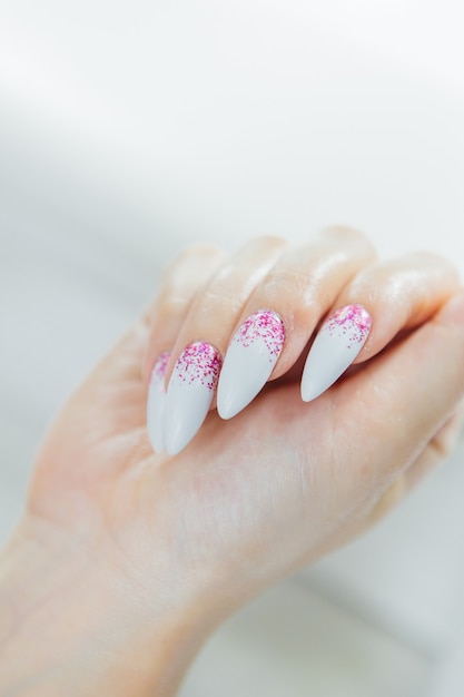 vrouwelijke handen op manicure mooie nagels