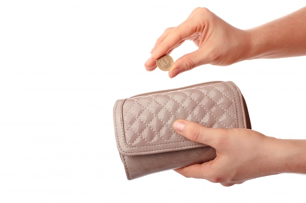 Vrouwelijke handen portefeuille en munt tien roebels houden