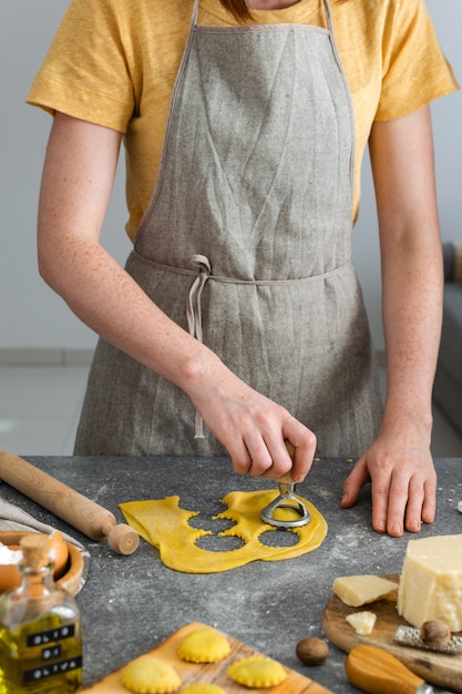 Vrouwelijke handen, proces van voorbereiding zelfgemaakte Italiaanse pasta, ravioli