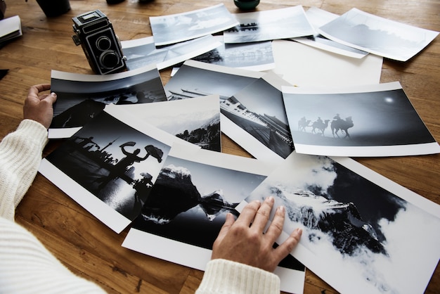 Vrouwelijke handen selecteren van foto&#39;s