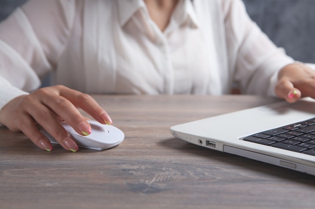 Vrouwelijke handen typen op laptop