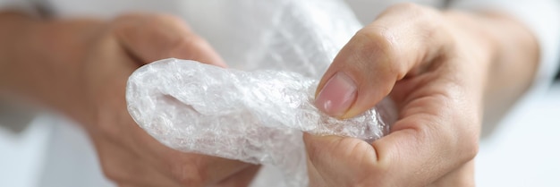 Vrouwelijke handen verpletteren bubble plastic zak nerveus vrouwelijke stoornis concept