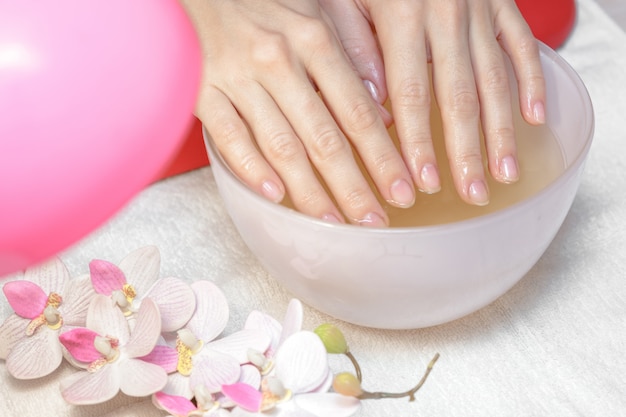 Vrouwelijke handen voor de manicure