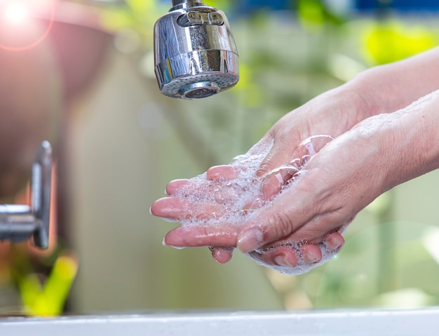 Vrouwelijke handen wassen