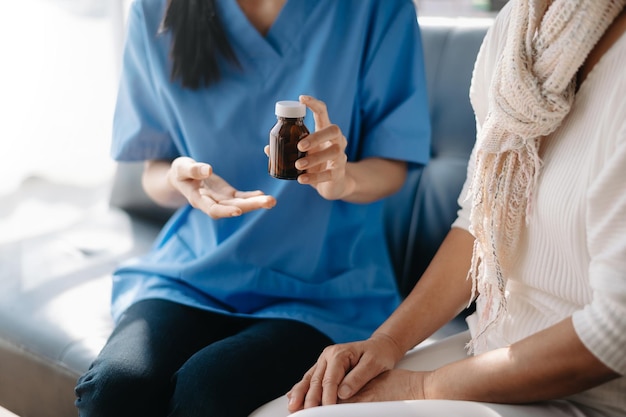 Vrouwelijke handen wat betreft oude vrouwelijke hand Helpende handen die fles met pillen in handen houden die instructie lezen, zorgen voor ouderen conceptxA