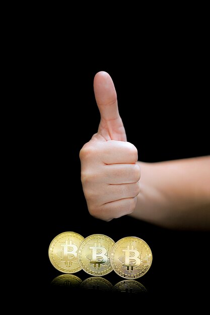 Vrouwelijke handshow OK. Bitcoins. Bitcoins en nieuw virtueel geldconcept. Bitcoin is een nieuwe valuta.