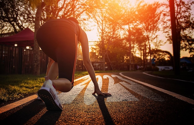 Foto vrouwelijke hardloper staat op om het lifestyle and health initiative van 2023 vooruit te helpen