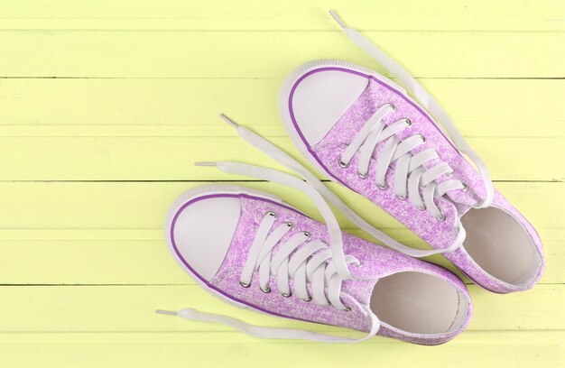 Vrouwelijke hipster sneakers met witte veters