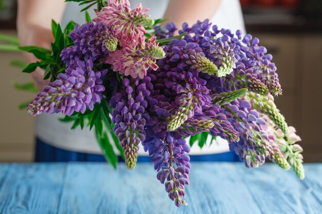 Vrouwelijke hold boeket van zomerbloemen