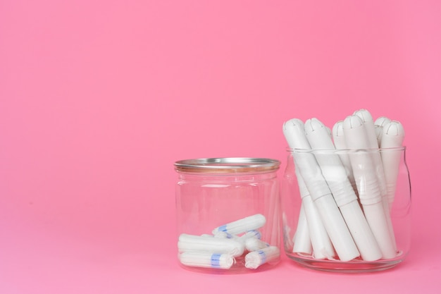 Vrouwelijke hygiënische tampons op papier achtergrond close-up