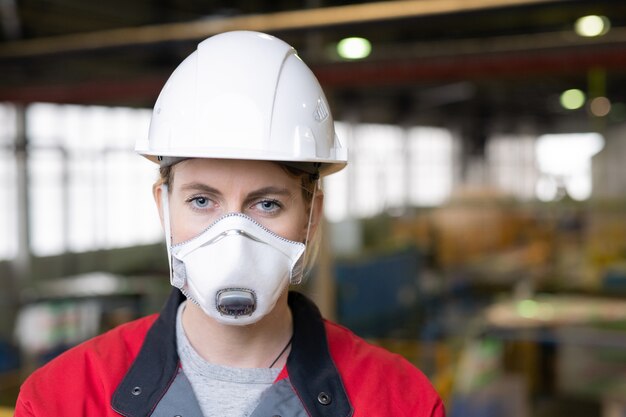 Foto vrouwelijke ingenieur in beschermend masker