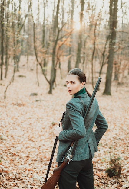 Vrouwelijke jager jagen in de herfst bos portret van schoonheid vrouwelijke jager jachtseizoen