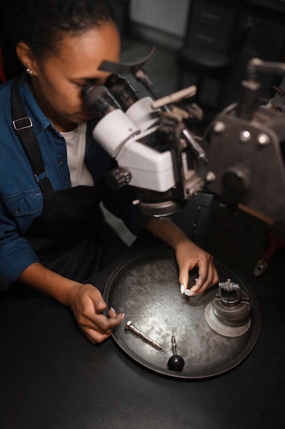 Vrouwelijke juwelier werkzaam in de winkel