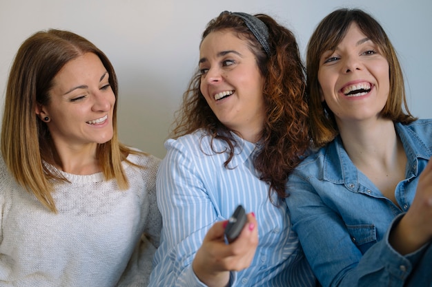 Vrouwelijke kamergenoten delen en lachen. leer hoe u tijd kunt doorbrengen met uw beste vriend.