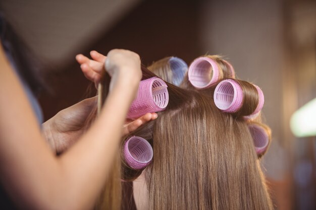 Vrouwelijke kapper styling klanten haar