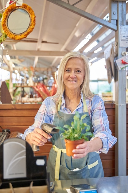 Foto vrouwelijke kassiers die de streepjescode van een product in een winkel scannen