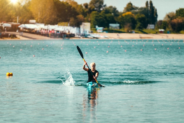 Vrouwelijke kayaker die op meer traint