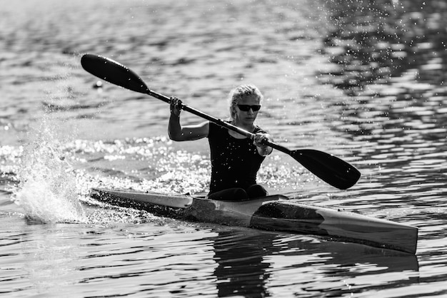 Vrouwelijke Kayaker-training