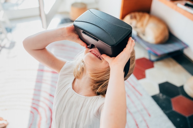 Foto vrouwelijke kinderen binnen gebruikende 3d kijker