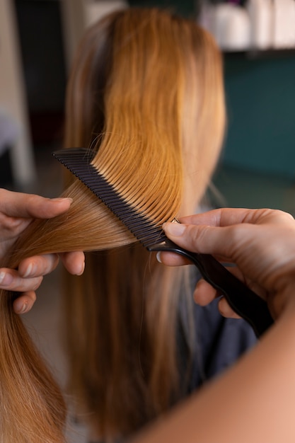 Foto vrouwelijke klant die haar haar bij de kapper doet