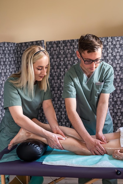 Vrouwelijke klant geniet van een ontspannende voetmassage in een spa salon