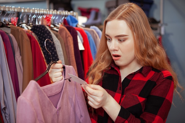 Vrouwelijke klant winkelen bij kleding boetiek