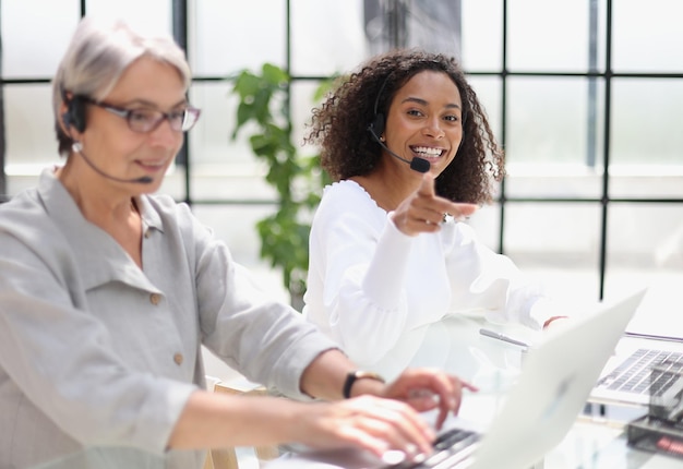 Vrouwelijke klantenservice in een callcenter