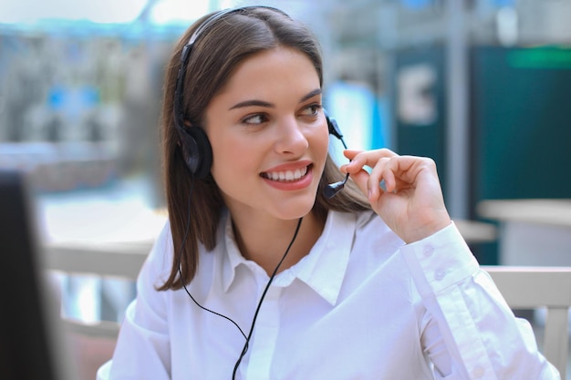 Vrouwelijke klantenservice operator met headset en glimlachend